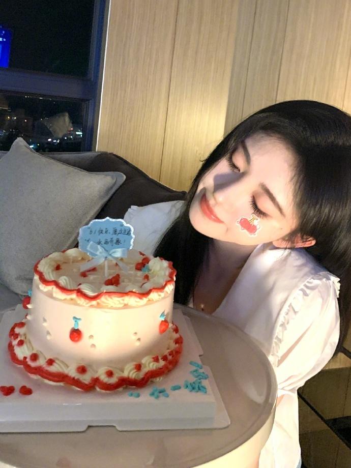 鞠婧祎与蛋糕粽子可爱合影 嘟嘴比耶甜美可人_塔斯马尼亚_新闻_华人