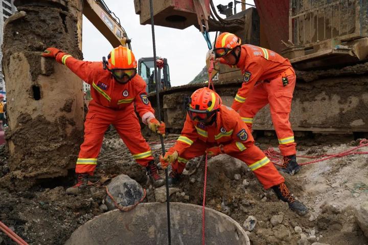 工人掉进20多米深桩洞,遵义消防上演生死大营救