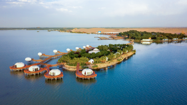 看一次星辰布满天夜空下,住一住蛋蛋屋任凭风儿吹佛湖面有沙有湖,折