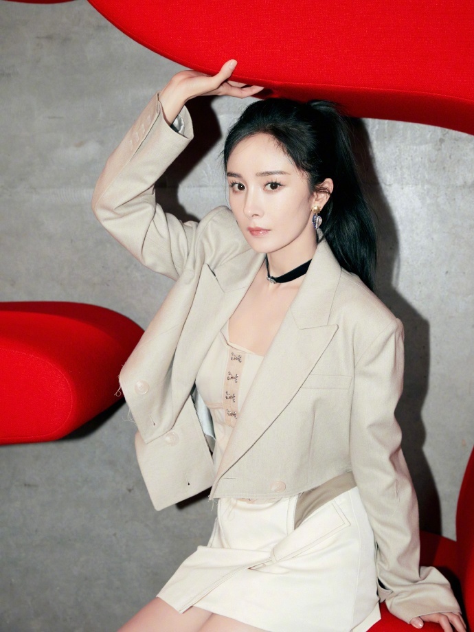 杨幂写真大片释出扎高马尾酷飒十足