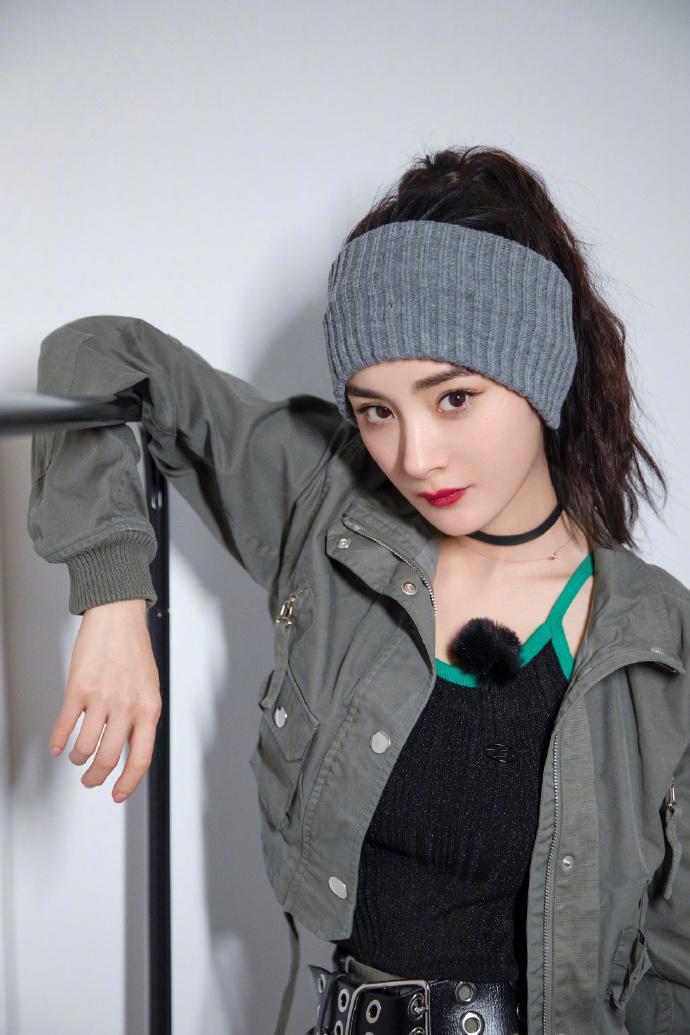 杨幂写真大片释出 工装服配宽发带酷飒十足_阿尔及利亚_新闻_华人头条