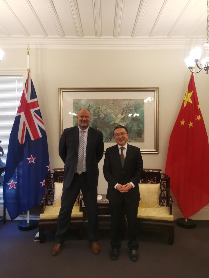 王小龙大使会见银蕨农场首席执行官西蒙·利默_厄瓜多尔_新闻_华人