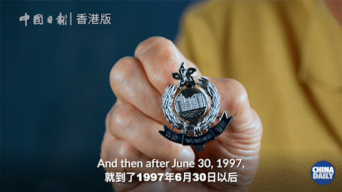 《我和我的祖国》港警换帽徽一幕太催泪!