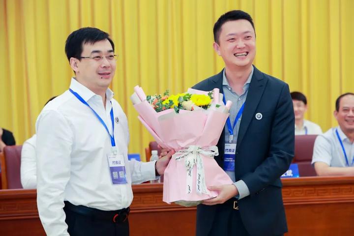 新任史浩天会长向前任李震霄会长献花致敬原兰州军区司令员李乾元上将