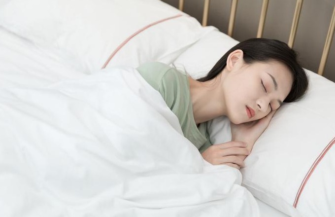 女性睡觉时,为何总爱"两腿一分"夹住被子?原来是有4个好处
