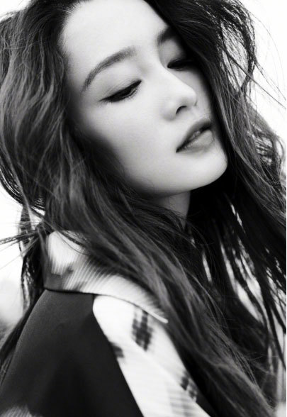 李沁黑白大片曝光气质温柔_娱乐_苏格兰_新闻_华人头条