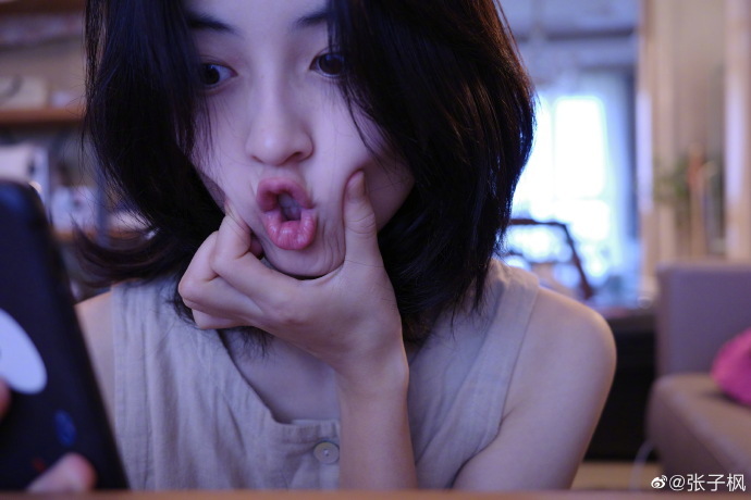 张子枫分享怼脸自拍 古灵精怪超可爱_希腊_新闻_华人头条