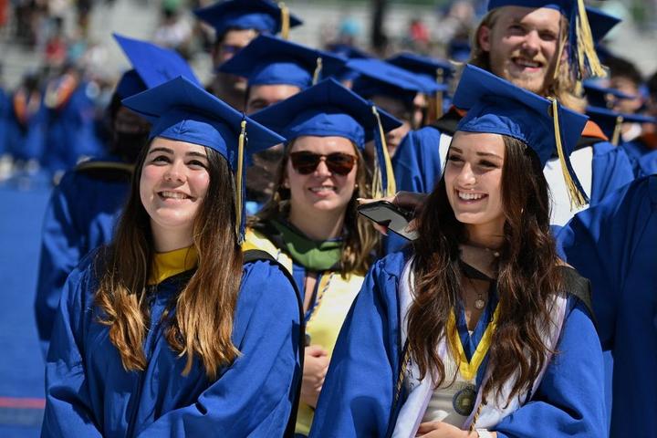 参加毕业典礼2017 年,每有一个从国外返回以色列的持有学位的以色列人