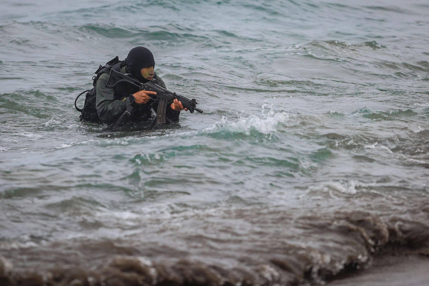 秘鲁海军陆战队英姿_中国澳门_新闻_华人头条