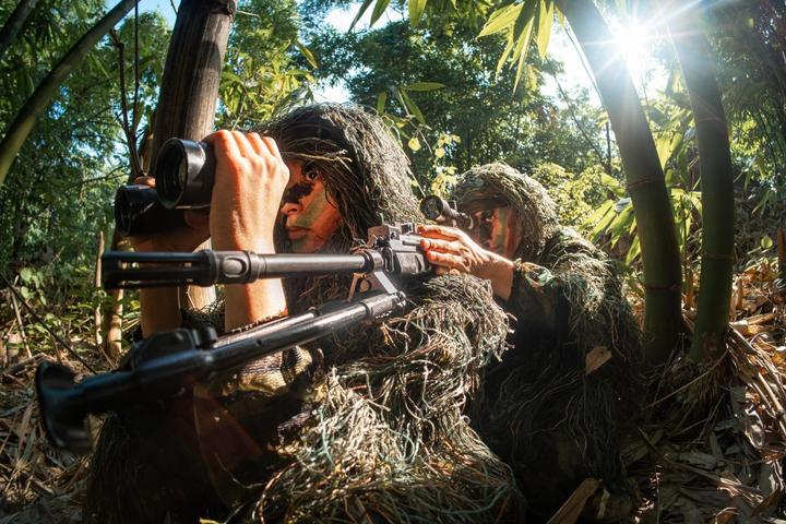 捕歼战斗在密林深处打响_军事_苏里南_新闻_华人头条