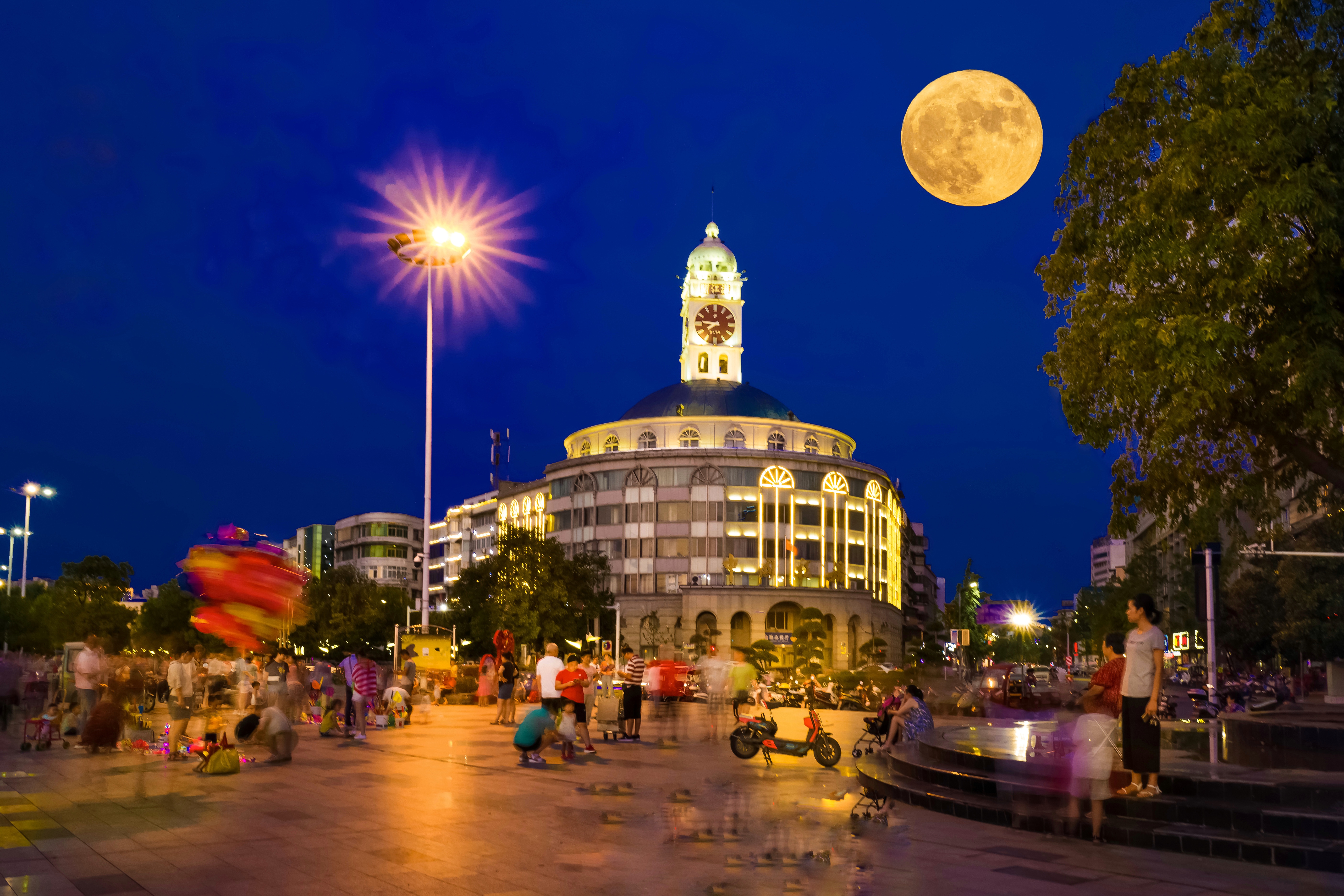 上图:老河口夜景:老河口的标志性建筑:老关楼 ;有着老河口城市建筑
