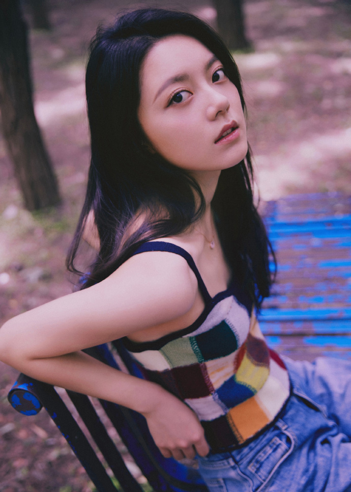 赵今麦晒林间随拍 长发披肩气质优雅_阿尔及利亚_新闻_华人头条