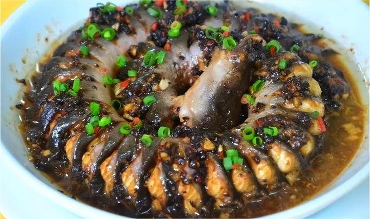 豉汁蒸盘龙鳝是粤菜的一种,这道菜是用鳗鱼和豆豉精制而成,味道极其