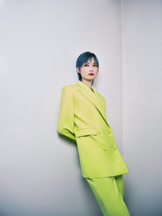 李宇春写真大片曝光 蓝发搭荧光色西服简约时髦_奥地利_新闻_华人头条