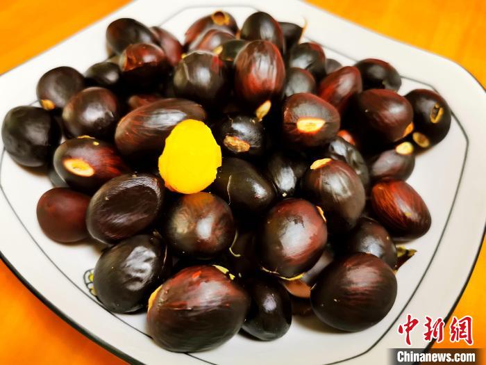 直接煲熟的凤眼果可当零嘴,果肉金黄,粉糯甘香 李晓春 摄
