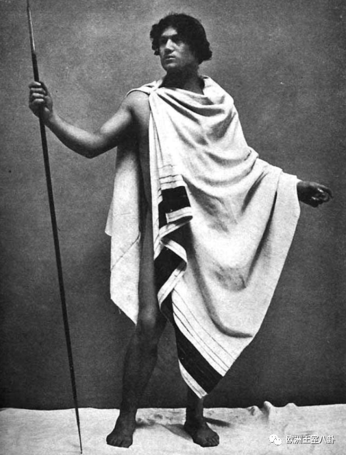 总体而言,古希腊时代的服饰基本没啥剪裁可言,就是一块布各种包各种扣