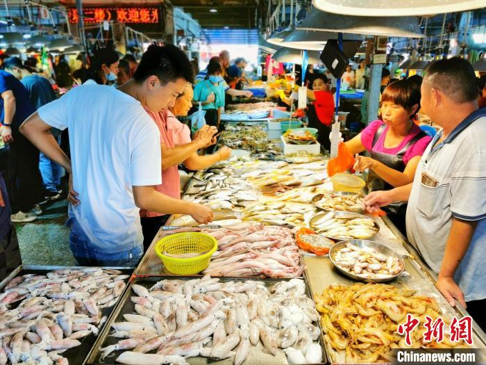休渔期结束后,广海渔人码头海鲜市场再次热闹起来 李晓春 摄