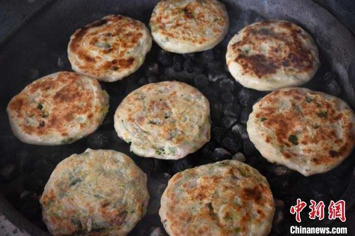 在瓦粒上烙制的煊饼.齐红雨 摄