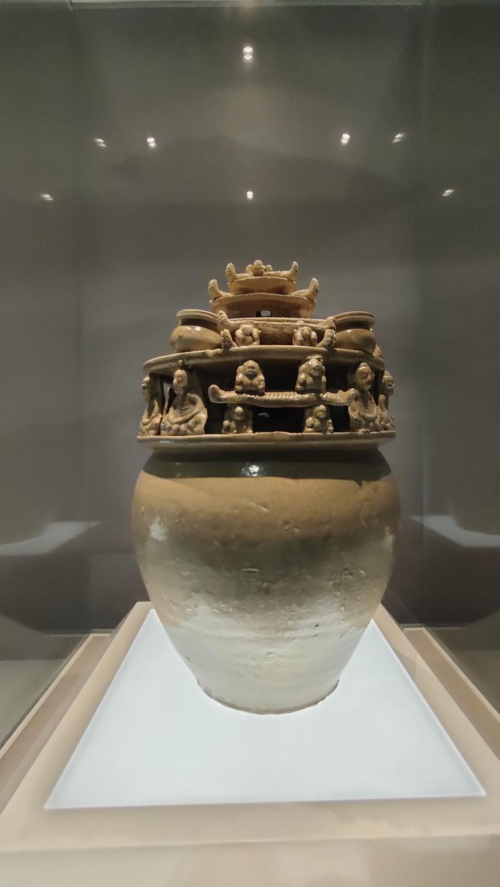 以吴越国王陵及王室家族墓出土文物展示为主,其中最珍贵的有越窑青瓷