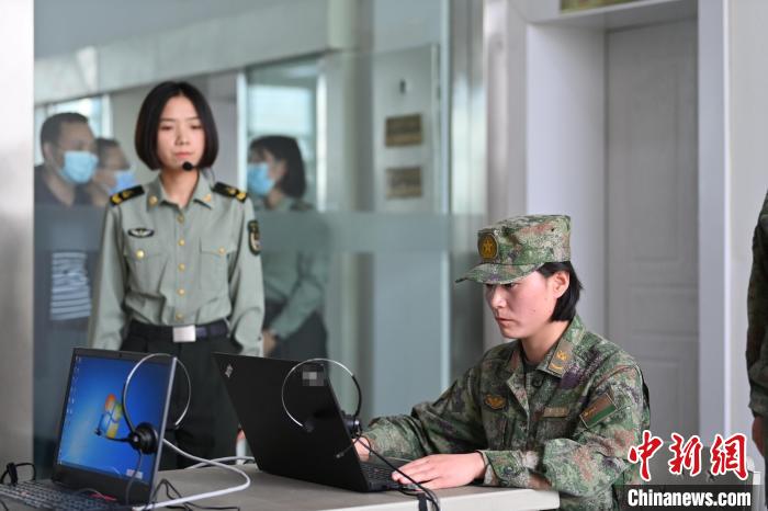 话务女兵手绑沙袋蒙双眼练"绝技"_纽约_新闻_华人头条