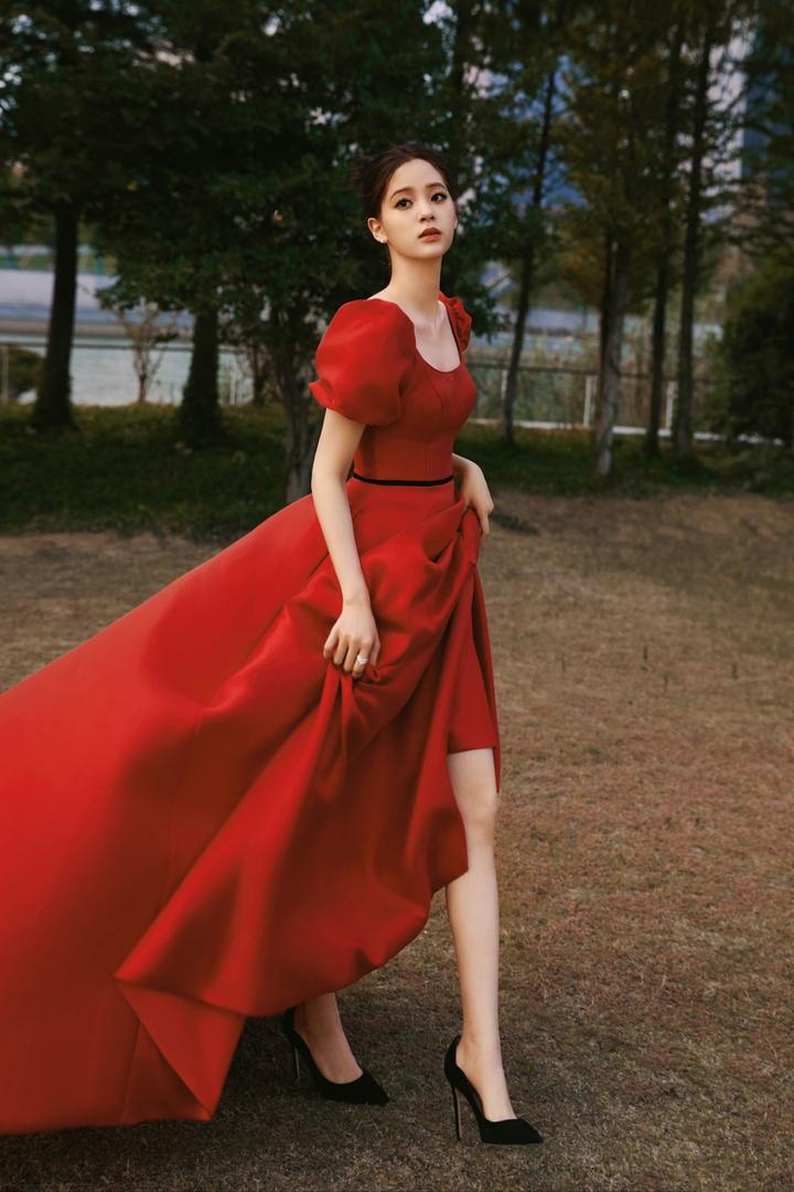 欧阳娜娜写真大片释出 一袭红裙气质优雅