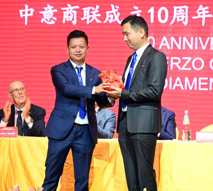 中意商联成立十周年暨第三届理事会就职典礼成功举办 胡朝华荣任会长