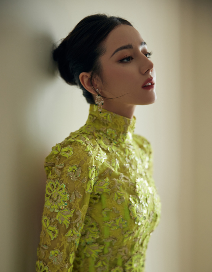 迪丽热巴写真大片曝光 盘发造型气质温婉_south africa_新闻_华人头条