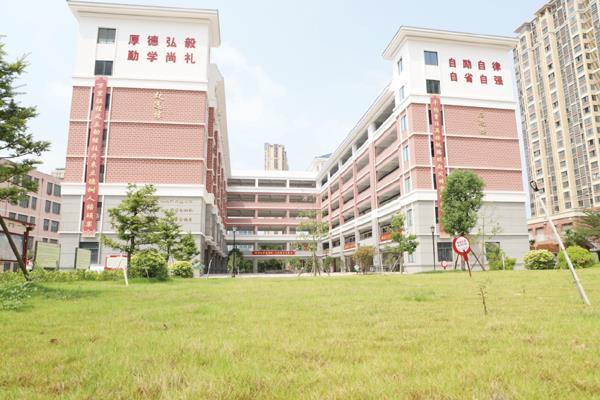 图为莆田第十七中学新扩建的教学楼本报讯 涵江区委,区政府始终把推动