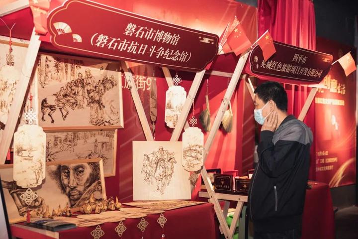 磐石市抗日斗争纪念馆讲解员李美凝介绍,本次展览带来的红色文创作品