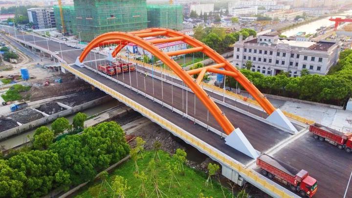 现浇工艺工程量大景东路跨春申塘桥位于景东路银都路北侧,跨越关港路