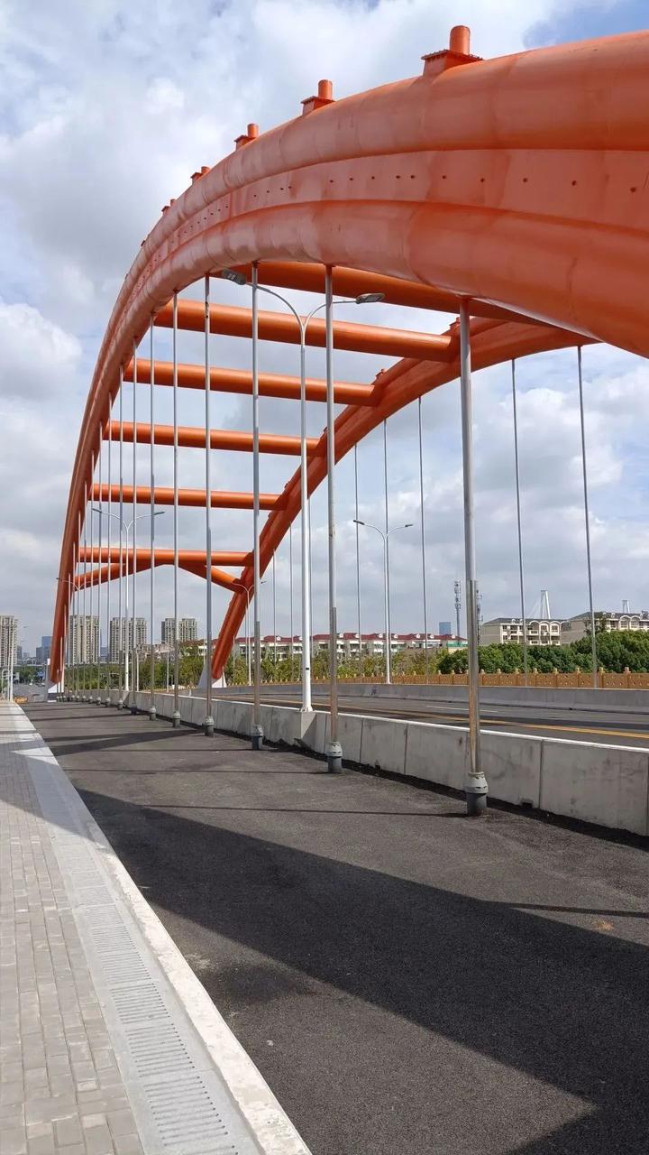 景东路跨春申塘桥桩基施工体量大,密度高.