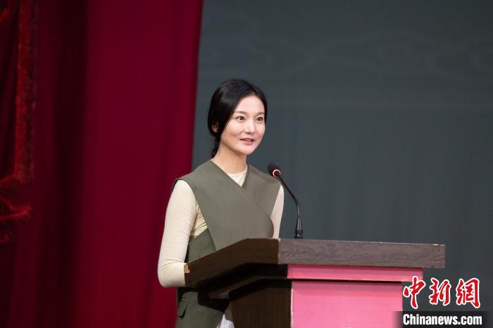 扮演林黛玉的演员李林晓在建组会上发言 史春阳 摄北京京剧院院长