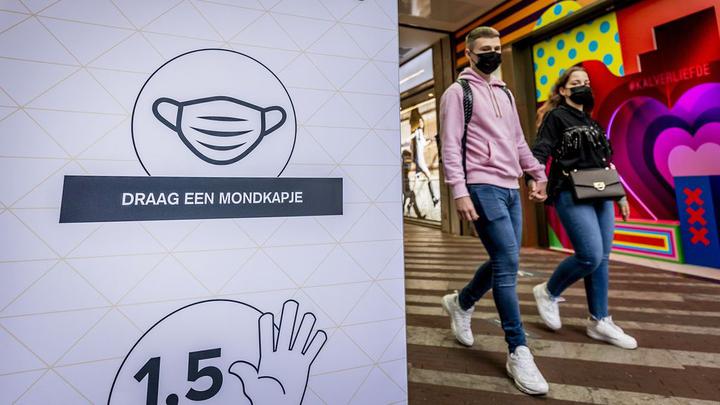 为了遏制新冠病毒,内阁采取了口罩义务和宵禁等影响深