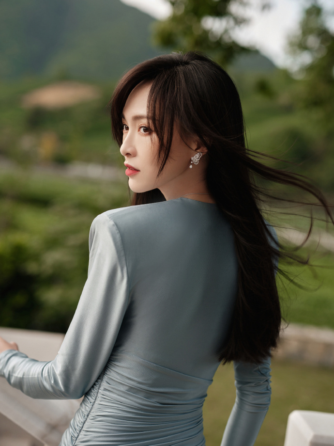 唐嫣穿浅蓝色连衣裙 长发飘飘淡雅温柔_摩洛哥_新闻_华人头条