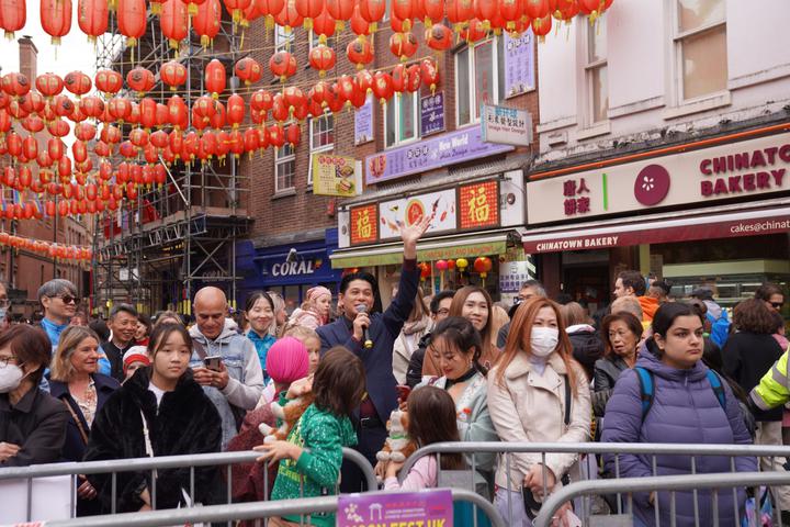 首先登上舞台的是英国华人青年合唱团和ukcwc青年歌舞团的合唱《love