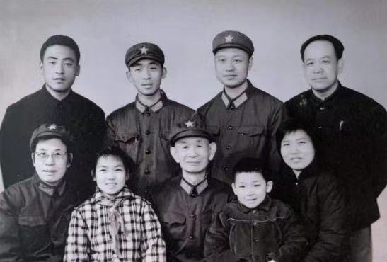 刚毅正大61忠烈千秋61浩气长存记中华人民共和国开国将军殷希彭之