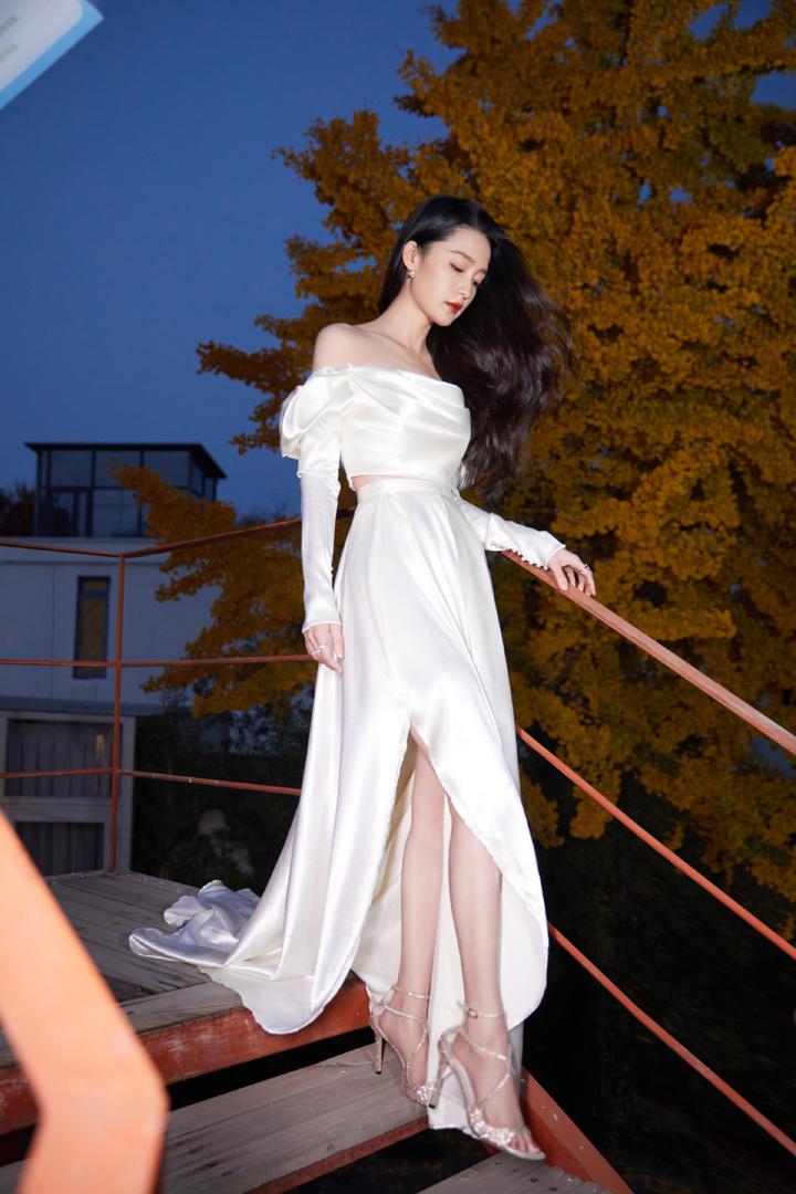 李沁穿白色露肩长裙 高贵优雅气质满分