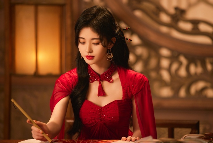 鞠婧祎写真大片曝光 一袭红裙温婉迷人_阿尔及利亚_新闻_华人头条