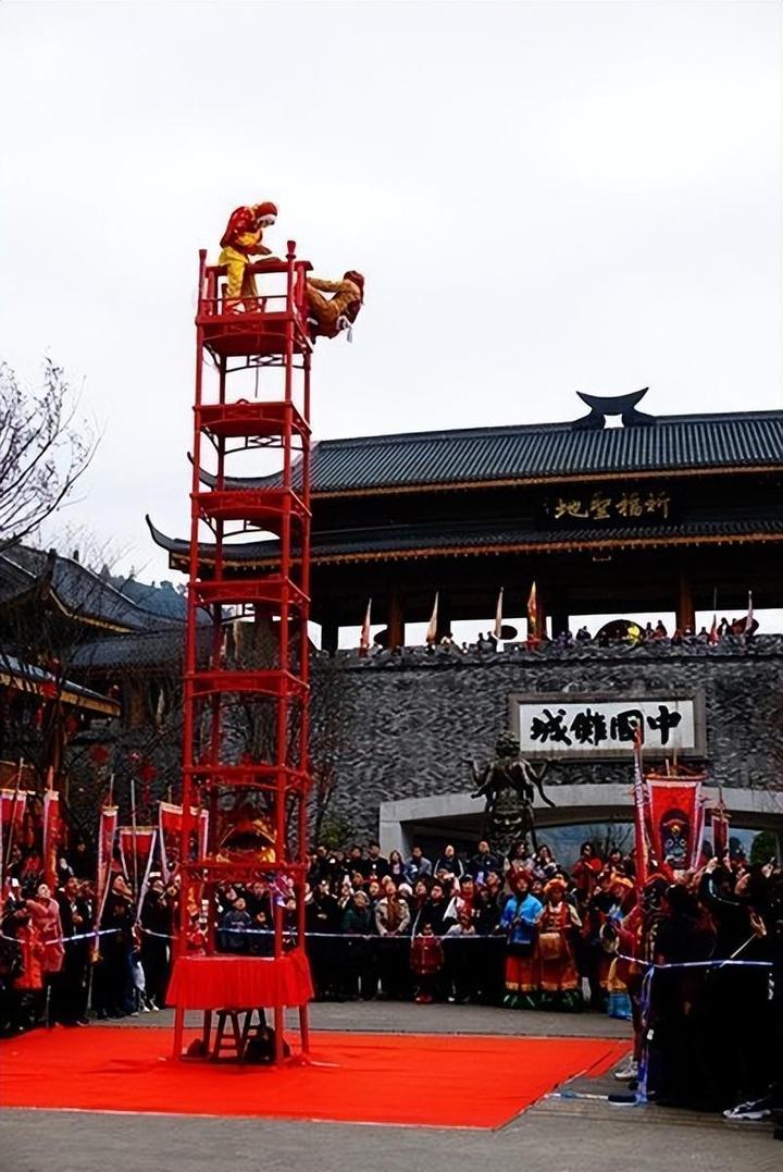 中国傩城内还有三大国家非物质文化遗产:三幺台,傩戏,高台舞狮,道真