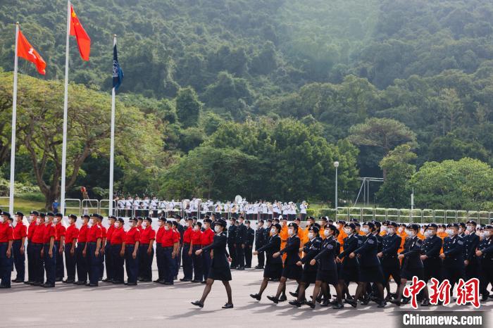 香港民众安全服务队全面采用规格严谨的中式步操.