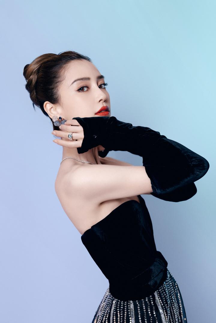 《杨颖写真大片曝光 一袭小黑裙气质迷人》的全部内容,更多有关