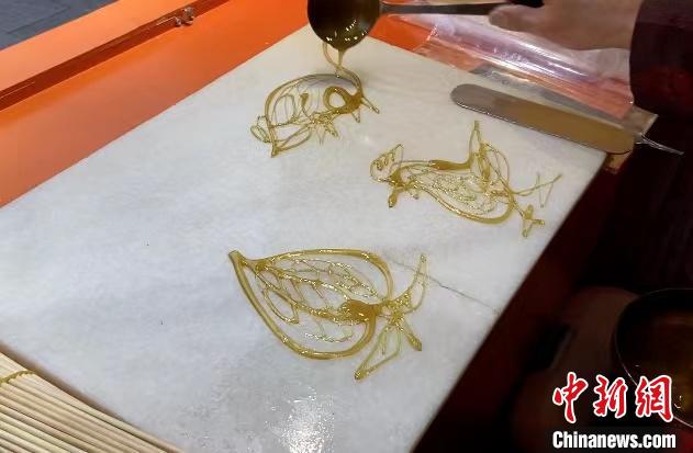 从谋生到传承 江西南昌非遗糖画传承人以勺为笔展绝活_阿根廷_新闻