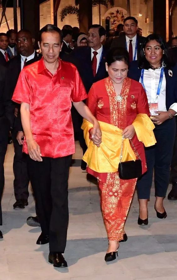 穿巴迪情侣装出席公众活动的现任总统佐科威和夫人伊莉安娜.