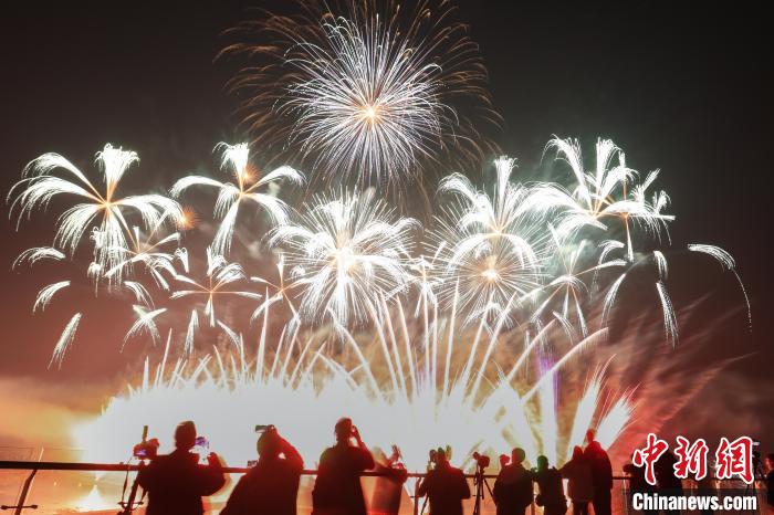"花炮之乡"江西上栗绚丽音乐焰火秀迎新春_中国澳门_新闻_华人头条