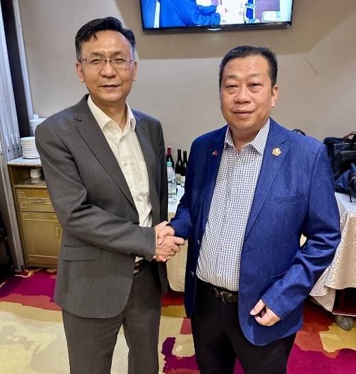 经济联络中心代表团,拿督斯里蔡宝强(右)与刘景华在疫情后首次见面