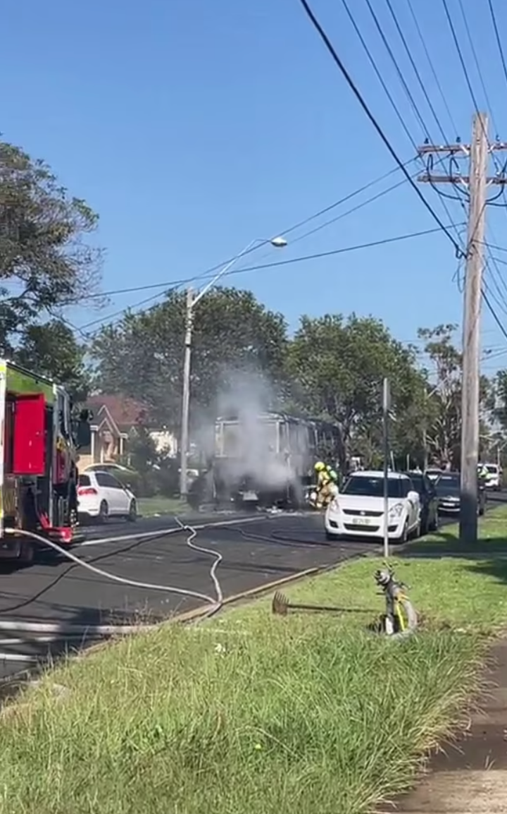 悉尼满载40名学童校车爆炸起火,现场图片曝光,车上人员紧急疏散_卡罗