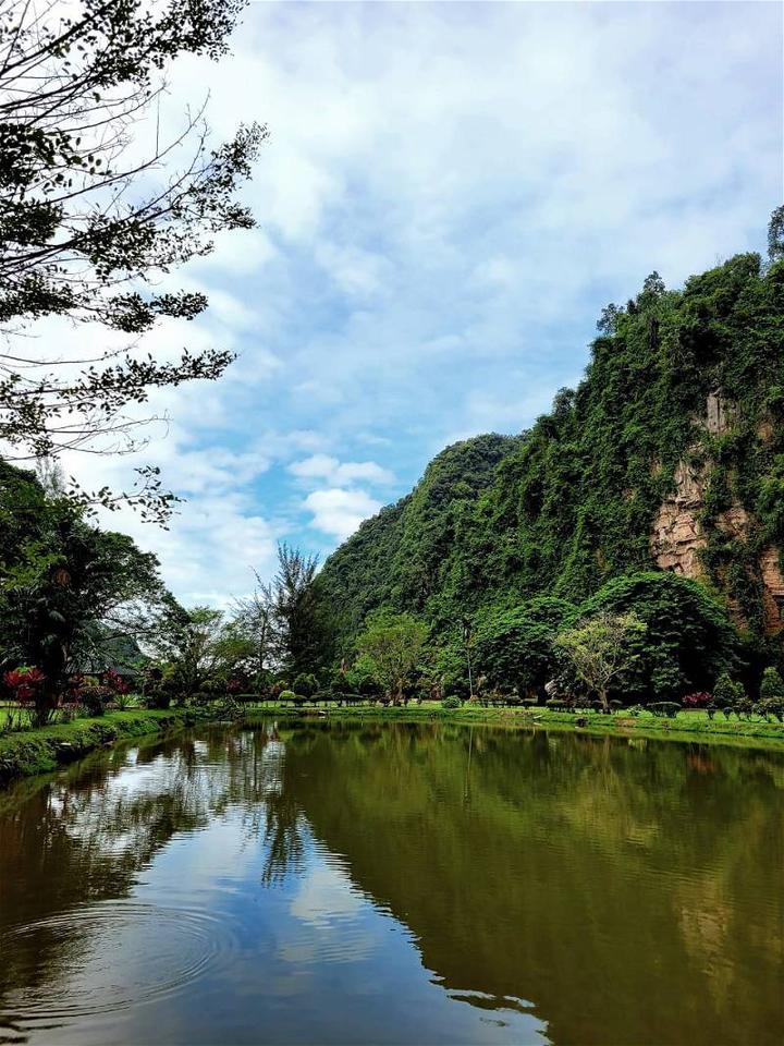 极樂洞周邊有宁靜的湖泊，莊觀的山景。（施天星提供）