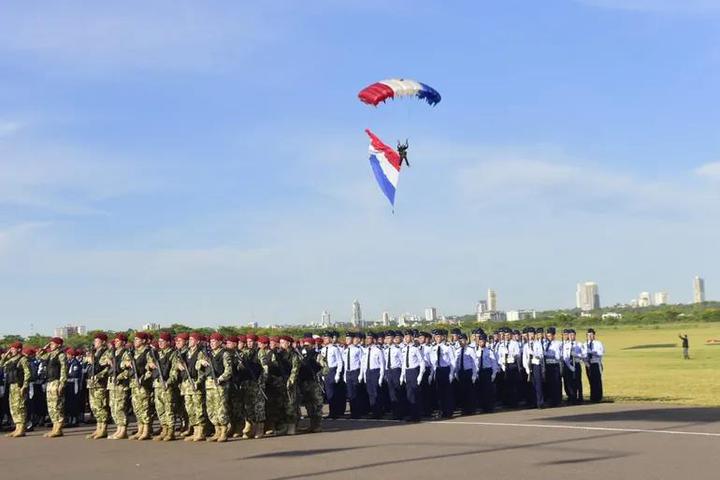 Con espectáculos en el cielo, la Fuerza Aérea recuerda su centenario - Nacionales - ABC Color