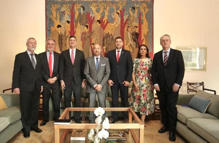 Santiago Peña y Pedro Alliana se reunieron con embajadores de la Unión Europea.