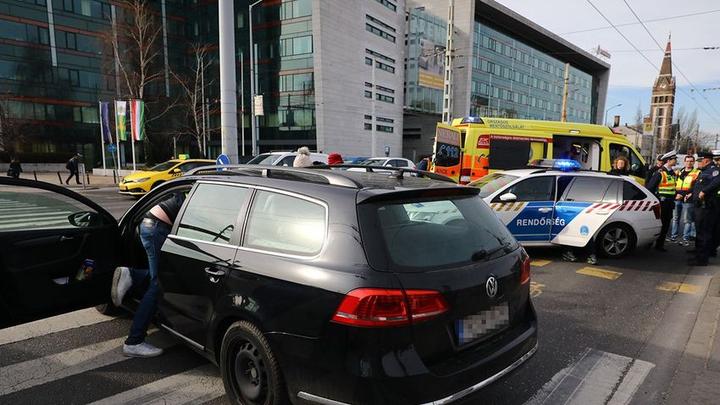 Tömegbe hajtott egy autós ma reggel a Hungária körúton